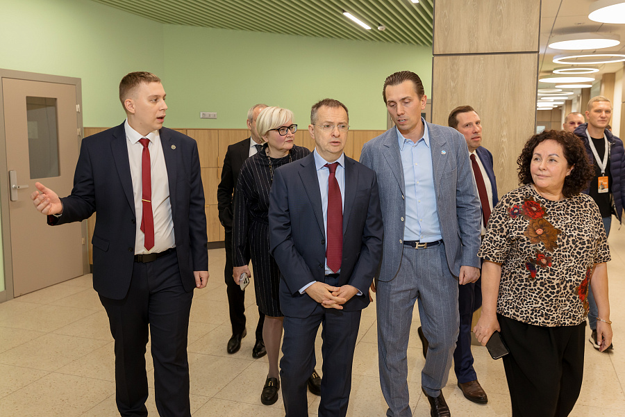 Помощник Президента РФ, Председатель Российского военно-исторического общества, 1-й секретарь Союза писателей России Владимир Мединский и губернатор Кузбасса Илья Середюк побывали в школе «Интеллект Академия»